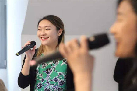 往屆獲獎(jiǎng)選手于露昕、朱德穎的現(xiàn)場演繹