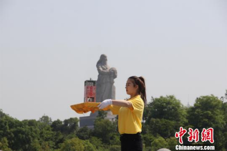 圣火采集手手捧炎帝圣火采集器。沈春艷 攝