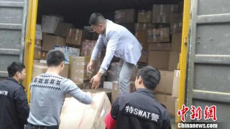 圖為：警方扣押玻尿酸、美白面膜等假藥、假器材現(xiàn)場?！⊥跻槐?攝