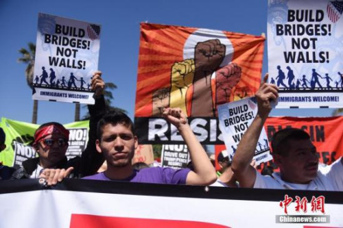 當(dāng)?shù)貢r間5月1日上午，美國洛杉磯舉行規(guī)模盛大的“五一大游行”，民眾手舉標(biāo)語、高呼口號，表達自己的訴求。 <a target='_blank' >中新社</a>記者 張朔 攝