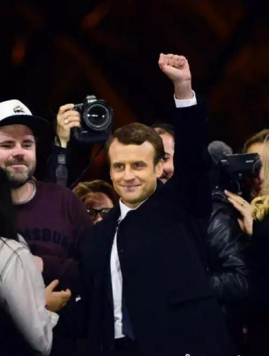 馬克龍勝選后高舉手臂。圖片來源<a target='_blank'  >中新網(wǎng)</a>