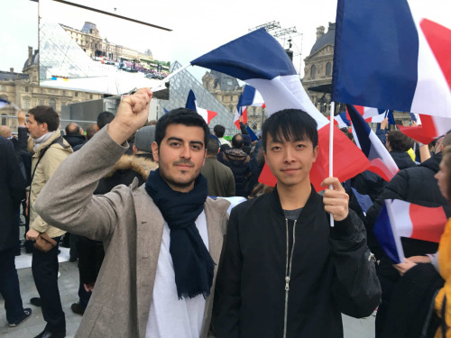 耿海棋和他的法國同事一起慶祝。(圖片來源：法國《歐洲時報》 孔帆 攝)