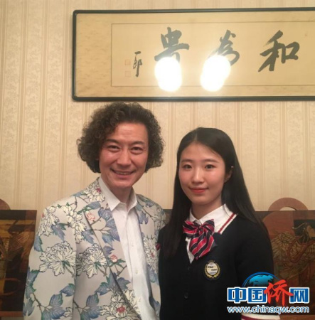 圖為旅日京劇表演藝術(shù)家吳汝俊與“小同行”切磋技藝。