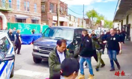 大批警員在飛龍超市內(nèi)展開搜索，并很快擒獲歹徒。（美國《僑報(bào)》/崔國萁 攝）