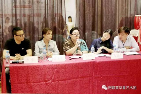 評(píng)委在認(rèn)真點(diǎn)評(píng)。