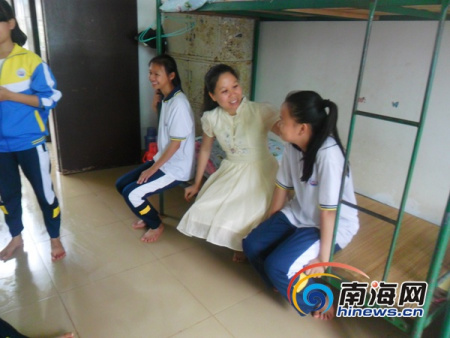 多年過(guò)去，孩子們對(duì)周萍已經(jīng)變成一種依賴。這種信任不僅是老師和學(xué)生，也是一種親情。這群特殊孩在周萍老師無(wú)微不至，盡心盡力地培育下，他們?nèi)缃褡兊媒】?、?lè)觀、積極向上。(南海網(wǎng)記者 孫令正 攝)