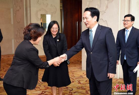 5月10日，國(guó)務(wù)院僑務(wù)辦公室副主任譚天星(前右)在北京會(huì)見(jiàn)泰國(guó)留學(xué)中國(guó)大學(xué)校友總會(huì)代表團(tuán)一行。 <a target='_blank' >中新社</a>記者 侯宇 攝