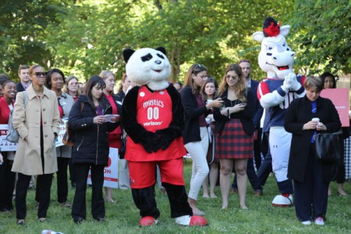 華盛頓特區(qū)旅游局在國家建筑博物館西草坪舉行旅行集會，逾百名旅游業(yè)者到場迎接新一年的旅游季。(美國《世界日報》／羅曉媛 攝)