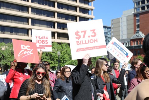 華盛頓特區(qū)旅游局公布2016年境內(nèi)游客數(shù)據(jù)，顯示人數(shù)再創(chuàng)新高，創(chuàng)造73億元消費總量，保障了華盛頓7萬多份工作。(美國《世界日報》／羅曉媛 攝)