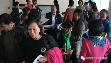 郭立珍教授在傳授舞臺經(jīng)驗。(中國駐紐約總領(lǐng)館微信公眾號 資料圖)