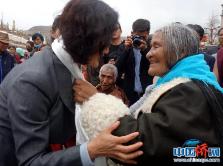 圖為提前接受手術(shù)治療的白內(nèi)障患者揭紗，重見光明后為活動方敬獻哈達。 <a target='_blank' >中新社</a>記者 孫睿 攝