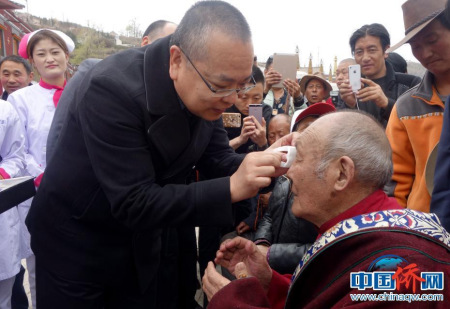 中國華僑公益基金會副理事長兼秘書長何繼寧為提前接受手術(shù)治療的白內(nèi)障患者揭紗。<a target='_blank' >中新社</a>記者 孫睿 攝