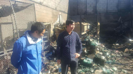 中國駐開普敦總領(lǐng)館領(lǐng)事官員看望受災(zāi)僑胞。