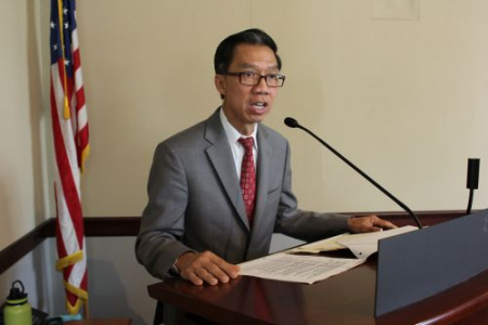 HR 31起草人周本立在決議案中指定每年的5月10日為加州鐵路華工紀念日。（美國《僑報》/高睿 攝）