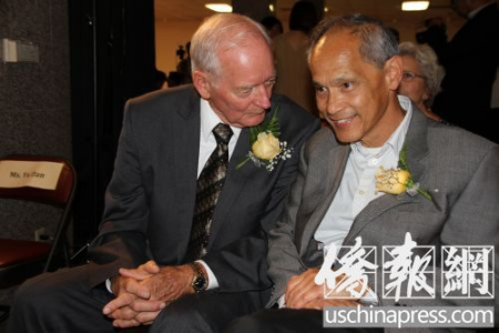守墓人拉里（左）和鐵路華工后裔Russell Low（右）在首映禮上攀談。（美國《僑報(bào)》/邱晨 攝）