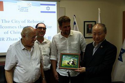 詹大使(右)贈(zèng)送中國(guó)文化擺件