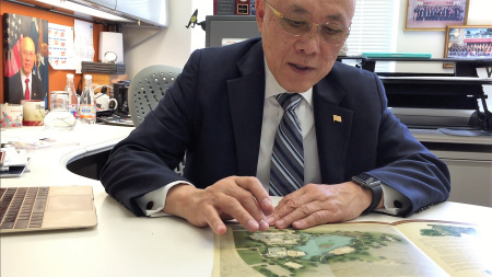 莫天成接受《世界日報》，談中國園計劃。(《世界日報》特派員許惠敏/攝) 