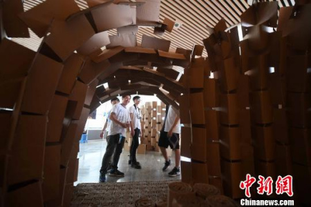 5月13日，參賽選手搭建的各式各樣、奇妙的建筑吸引許多學生前來參觀?！埍?攝