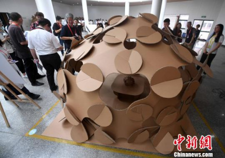 5月13日，比賽評委們正在對學生設計的“房屋”進行評分。　張斌 攝