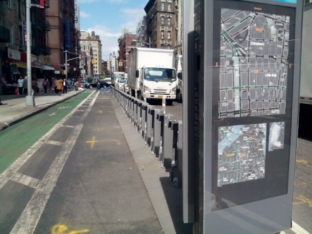 街道一半作為單車站，占地面積夠大。(美國《世界日報(bào)》/韓杰 攝)