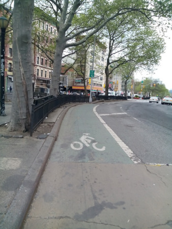 有單車道的地方騎車比較安全。(美國《世界日報(bào)》/韓杰 攝)