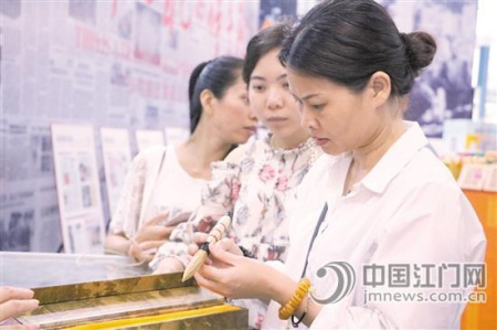 自明代陳白沙發(fā)明茅龍筆以來，茅龍筆一直被用來創(chuàng)作書法作品，并運(yùn)用至今。圖為觀眾欣賞茅龍筆。