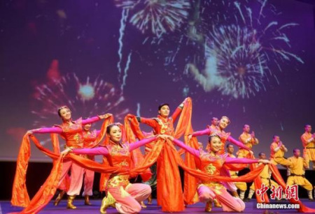 當(dāng)?shù)貢r間2月9日晚，“文化中國·四海同春”唱響西班牙巴塞羅那，精彩紛呈的表演令人目不暇接。圖為開場歌舞《歡天喜地》。<a target='_blank' >中新社</a>記者 付強 攝