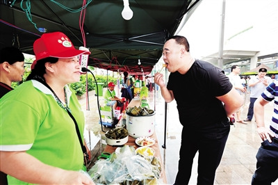 市民品嘗粽子。