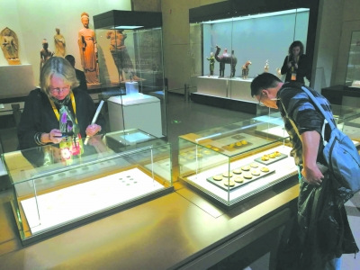 中外嘉賓在首屆絲綢之路(敦煌)國際文化博覽會上參觀展覽 葉 飛 攝