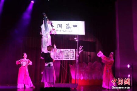 當(dāng)?shù)貢r(shí)間1月18日晚，“文化中國·四海同春”首次亮相素有“小福州”之稱的馬來西亞詩巫。至此，2017年“文化中國·四海同春”首個(gè)藝術(shù)團(tuán)的訪演圓滿收官。圖為大木偶特技《桃花韻·書藝》。<a target='_blank' >中新社</a>記者 陸春艷 攝