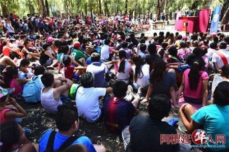 阿根廷華人布袋戲團送戲下鄉(xiāng)的演出現(xiàn)場。（阿根延華人網(wǎng) 柳軍 攝）