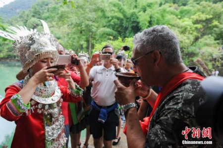 意大利球星巴喬走進貴州荔波 體驗苗族傳統(tǒng)婚俗。（<a target='_blank' >中新社</a>記者 賀俊怡 攝）