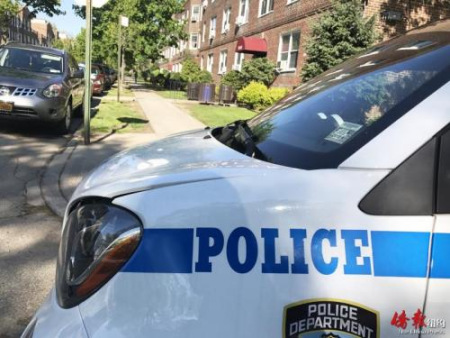 警方駐守在案發(fā)公寓樓外。(美國《僑報》/陳辰 攝)