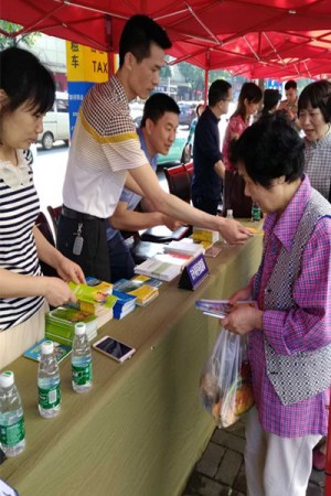 　　在中心城區(qū)開展僑務(wù)政策和涉僑法律法規(guī)宣傳。圖片來源：益陽文明網(wǎng)