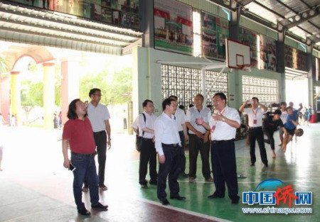 圖為中國西南大學(xué)考察團(tuán)一行在參觀新世紀(jì)中小學(xué)　湯帥　攝