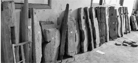 搶救回來的原木構(gòu)件。