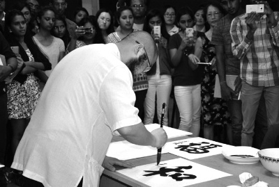 毛里求斯中國文化中心舉辦的“海上絲路——中國當代青年優(yōu)秀藝術(shù)作品展”上，藝術(shù)家吳大愷在現(xiàn)場表演中國書法。