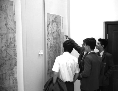 馬耳他中學(xué)生觀看“敦煌藝術(shù)文獻展”。 左 暉 攝