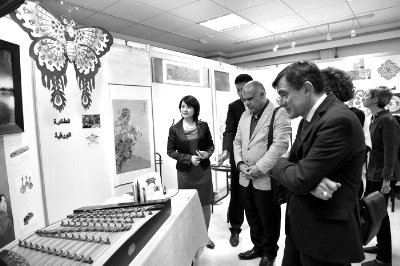 在第二屆“絲路書藝·三國書法筆會”上，各國書法家參觀開羅中國文化中心中國小屋。唐修梵 攝