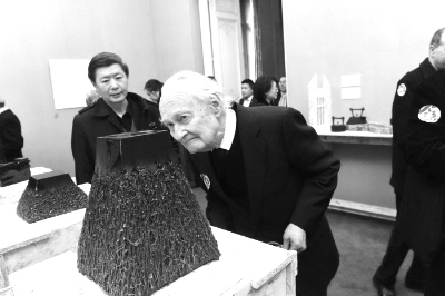 在巴黎中國文化中心舉辦的“絲路長·宴四方——中國飲食器物設(shè)計文化展”上，法國著名漢學(xué)家汪德邁對展品表示出濃厚興趣。