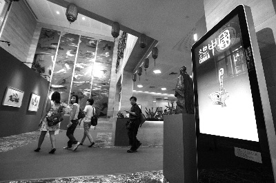  2015年11月7日，新加坡中國文化中心揭牌。當日，當?shù)赜^眾走進中心參觀。 本報記者 陳 曦 攝