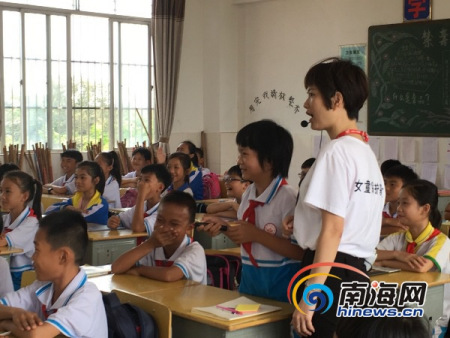 女童保護(hù)基金文昌壹善公益團(tuán)隊在文昌展開全覆蓋式教學(xué)，普及學(xué)生3000余人。南海網(wǎng)記者 孫令正 攝