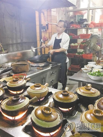 南興路曾經(jīng)是食肆云集的地方，被俗稱為“頸赤街”。如今街中的煲仔飯，仍然吸引“鐵粉”去追尋。