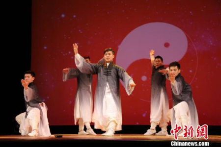 圖為首都體育學(xué)院的史龍龍等表演太極《中華神韻》　尹法根　攝 圖為中華文化大樂(lè)園青少年中華藝能翹楚與嘉賓合影留念?！∫ǜz
