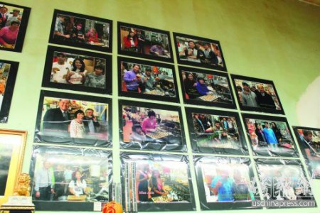 舊金山華埠一家傳承了50年的餅店，多種樣式的幸運(yùn)餅吸引了不同年齡的食客。(圖片來(lái)源：美國(guó)《僑報(bào)》/ 陳勇青 攝)