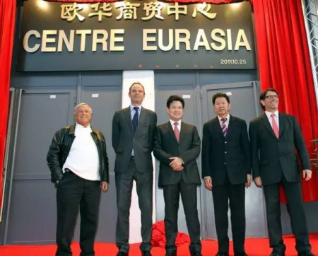 黃學勝（中）與擔任市長時的愛德華•菲利普（左2）（法國《歐洲時報》）0