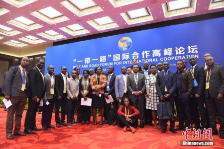5月15日，在北京采訪“一帶一路”國際合作高峰論壇的外國記者們合影留念。<a target='_blank' >中新社</a>記者 侯宇 攝