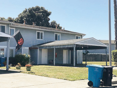 郭玉川在珍寶島共渡公寓住處內被槍殺，附近一帶公寓住客不少是中國留學生。(美國《世界日報》/李秀蘭 攝)