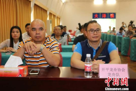 參加新聞會(huì)發(fā)布會(huì)的龍舟隊(duì)伍代表。唐貴江 攝