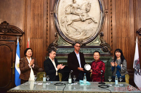 Javier Andrade議員將獎(jiǎng)牌頒發(fā)給鐘清。(阿根廷華人網(wǎng)/柳軍 攝)